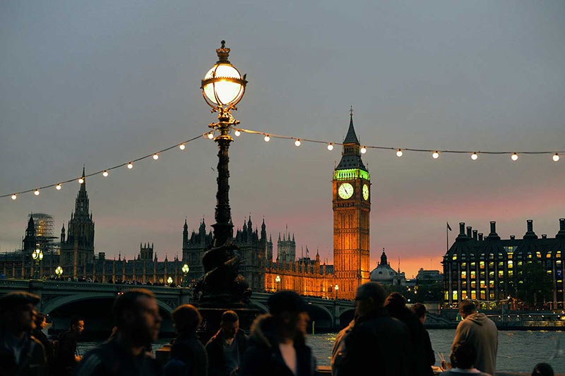 大本钟与泰唔士河旁享受夜间时光的人们 Big Ben, London, United Kingdom